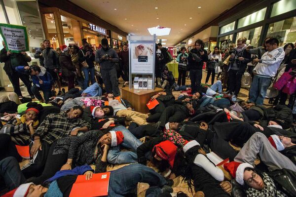 Protesta por el caso Brown paraliza un centro comercial de EEUU en pleno ‘viernes negro’ - Sputnik Mundo