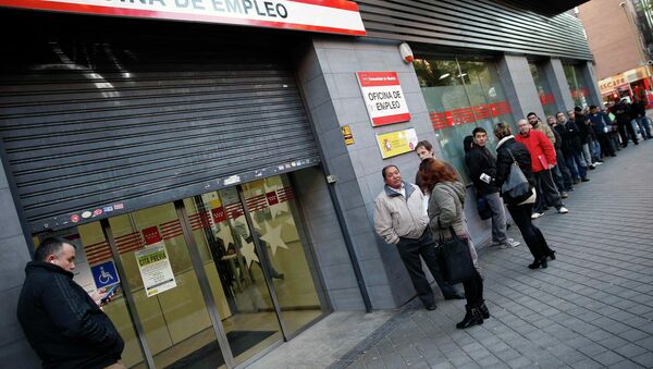 People wait in line to enter a government-run employment office in Madrid, December 2, 2014 - Sputnik Mundo