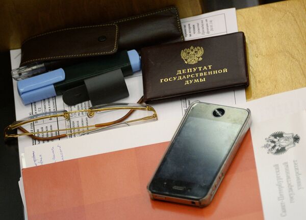 Un diputado ruso insta a sus colegas a no usar iPhone por motivos de seguridad - Sputnik Mundo