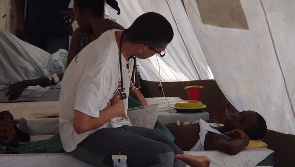 Un médico durante el brote del cólera en Haití - Sputnik Mundo