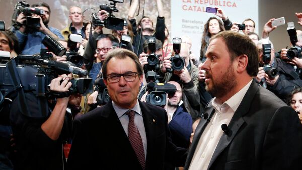 Presidente de Cataluña, Artur Mas (izda.) y dirigente de ERC, Oriol Junqueras - Sputnik Mundo