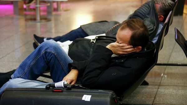 Stranded passengers sleep during a pilots' strike of German flagship carrier Lufthansa in Frankfurt's airport, December 1, 2014 - Sputnik Mundo