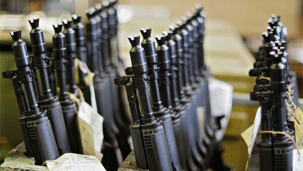 Kalashnikov planea aumentar su producción anual hasta 300.000 armas de infantería en 2020 - Sputnik Mundo