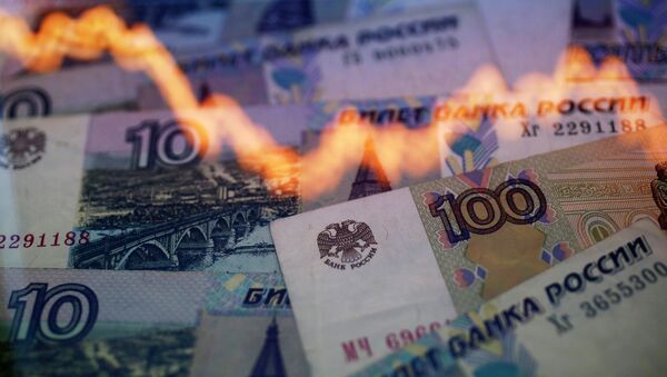 A reflection of a yearly chart of U.S. dollars and Russian roubles are seen on rouble notes in this photo illustration taken in Warsaw November 7, 2014 - Sputnik Mundo