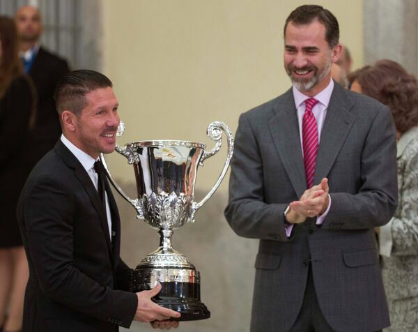 Simeone recibe el Trofeo Comunidad Iberoamericana de manos del rey de España - Sputnik Mundo