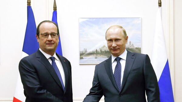 François Hollande y Vladímir Putin en el aeropuerto moscovita Vnukovo-2 - Sputnik Mundo