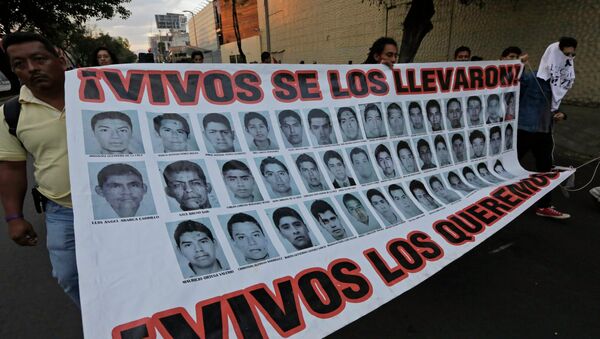 A tres meses de la masacre de estudiantes en México sus familias aún buscan la verdad - Sputnik Mundo