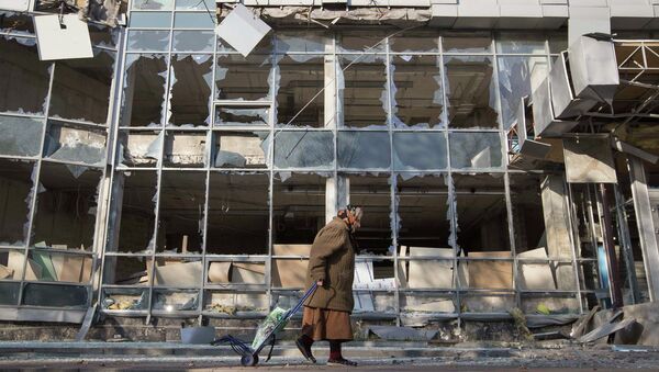 Una viejecita en frente de edificio destruido, Donetsk, 15 de octubre, 2014 - Sputnik Mundo