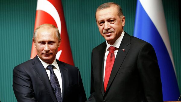 Russia's President Vladimir Putin (L) shakes hands with Turkey's President Tayyip Erdogan - Sputnik Mundo